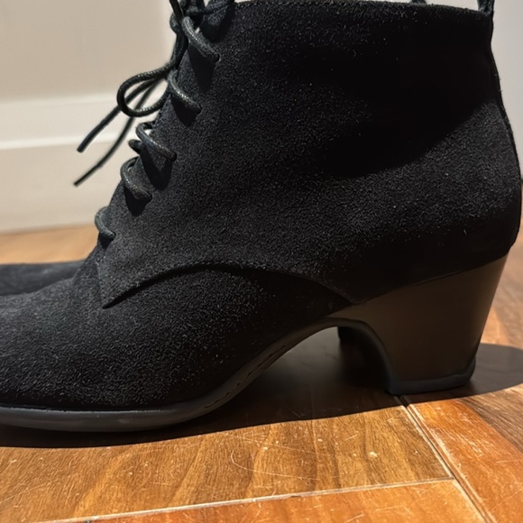 Clarks Shoes - Clarks women bootie size 6